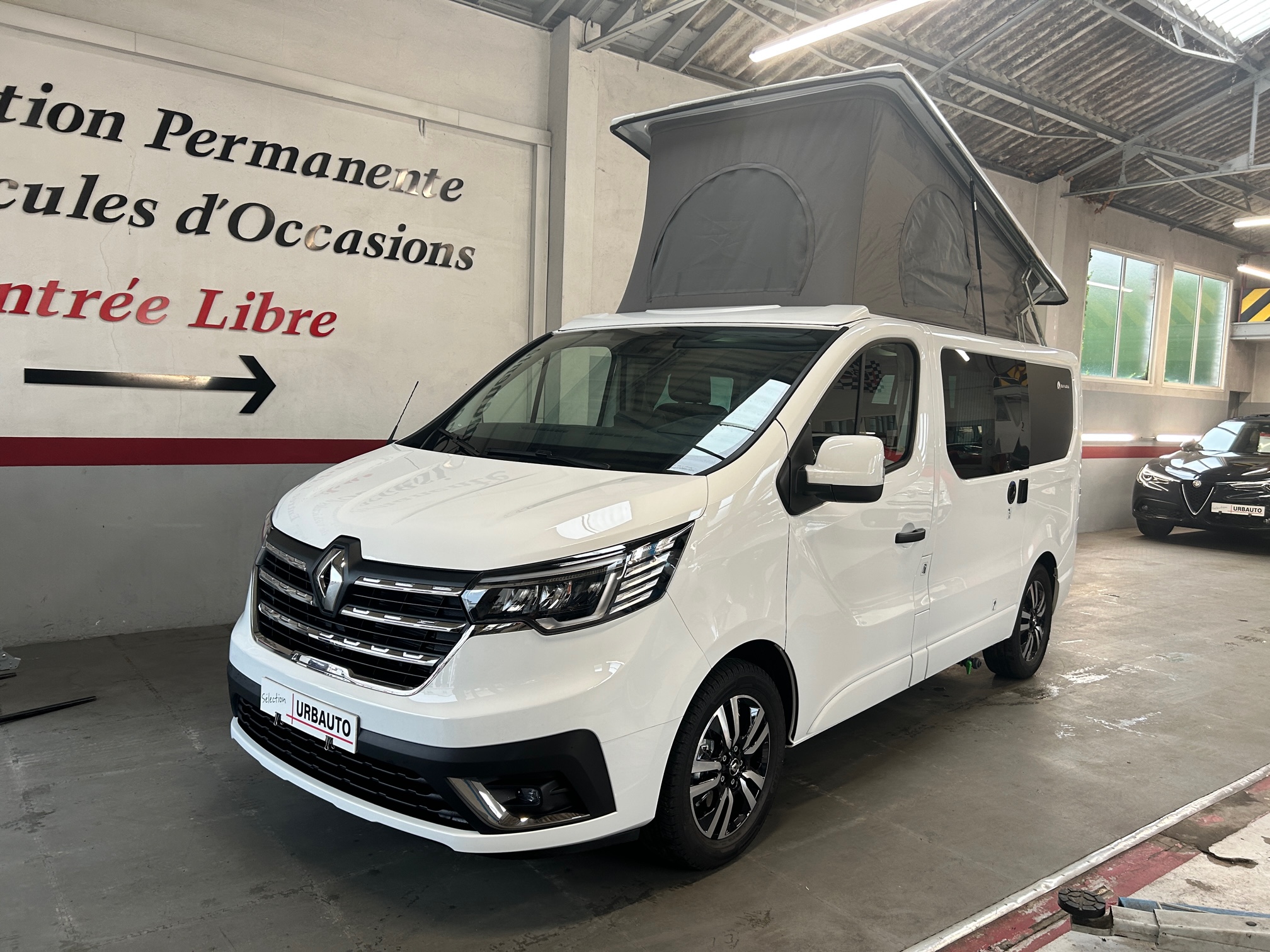 Nouveau van aménagé Bavaria MC540BC : 130ch sur Renault Trafic avec  banquette coulissante, toit relevable et 4 couchages