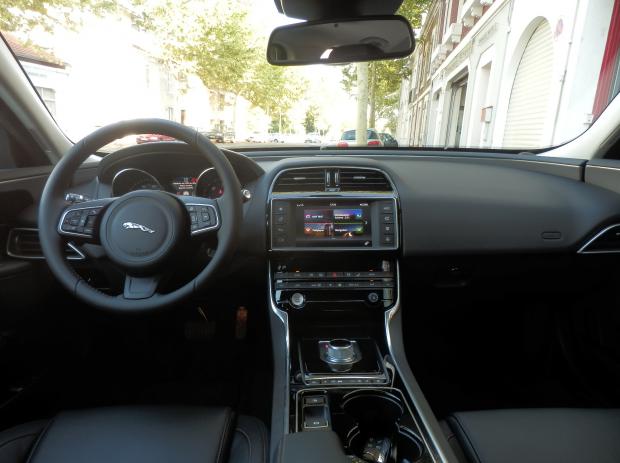 JAGUAR XE 