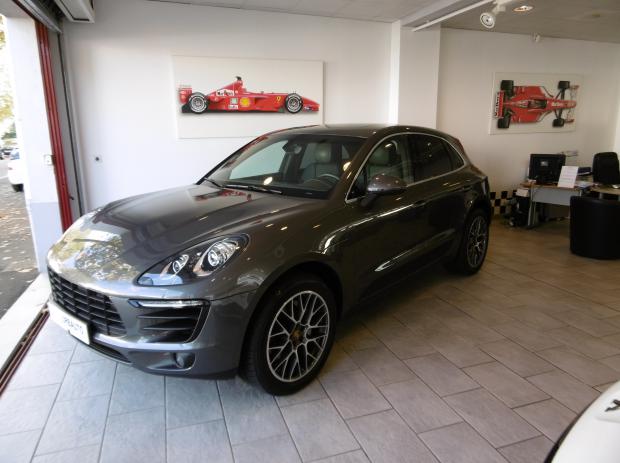 PORSCHE MACAN